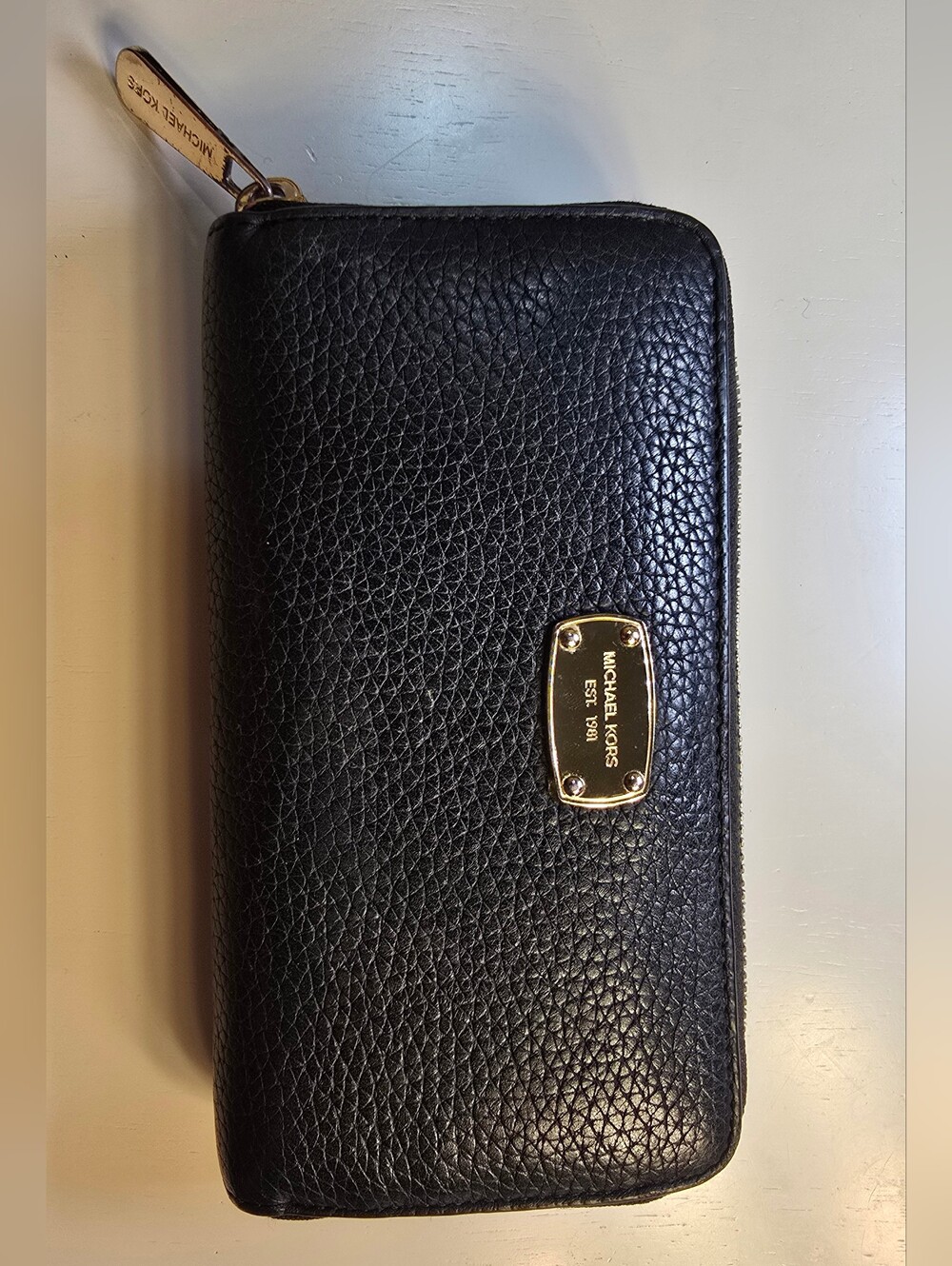 ✨️ MICHAEL KORS Jet Set Travel Continental Black & Gold Pebbled Leather Wallet